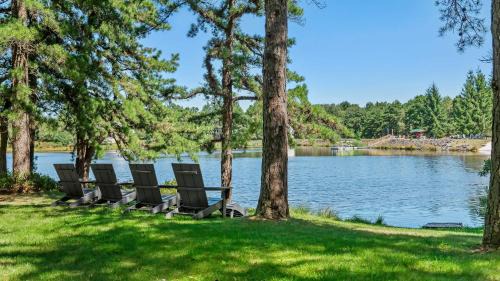 Long Pond House | Lake It Right by AvantStay Lakefront w Dock Hot Tub Fire Pit Game Room