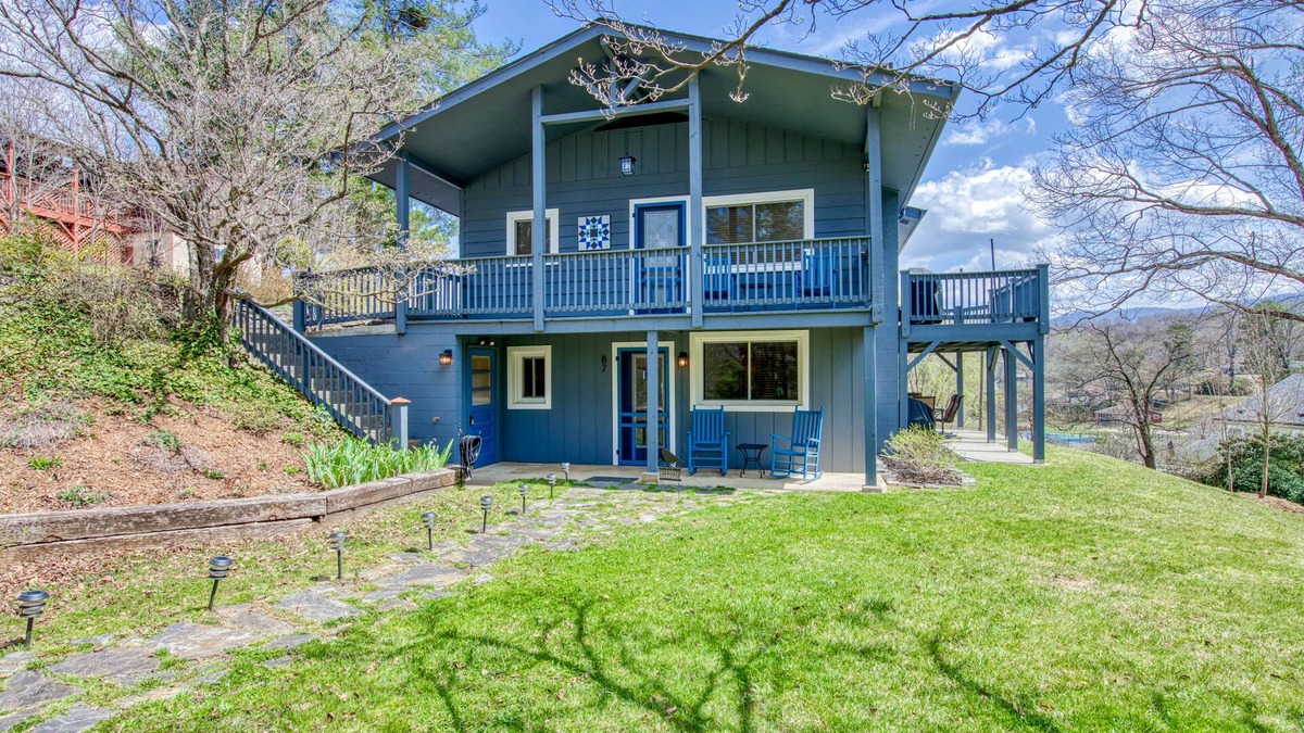 Lake Junaluska Apartment | Lake Junaluska retreat with patio, new HVAC system, and free WiFi