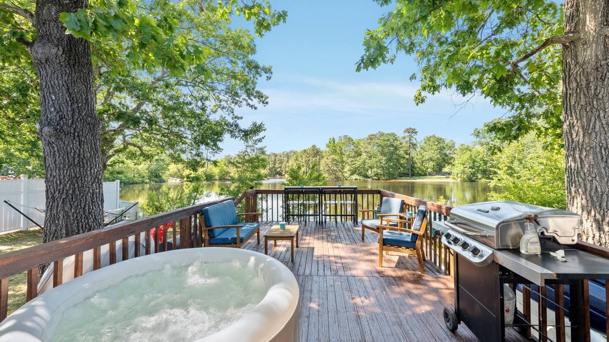 Mays Landing Cottage | Lake & Kayaks w Hot Tub - 20 Mins to Beaches!