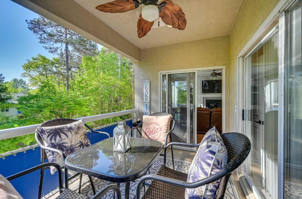 Salem Apartment | Lake Keowee Condo with Balcony and Resort Amenities!