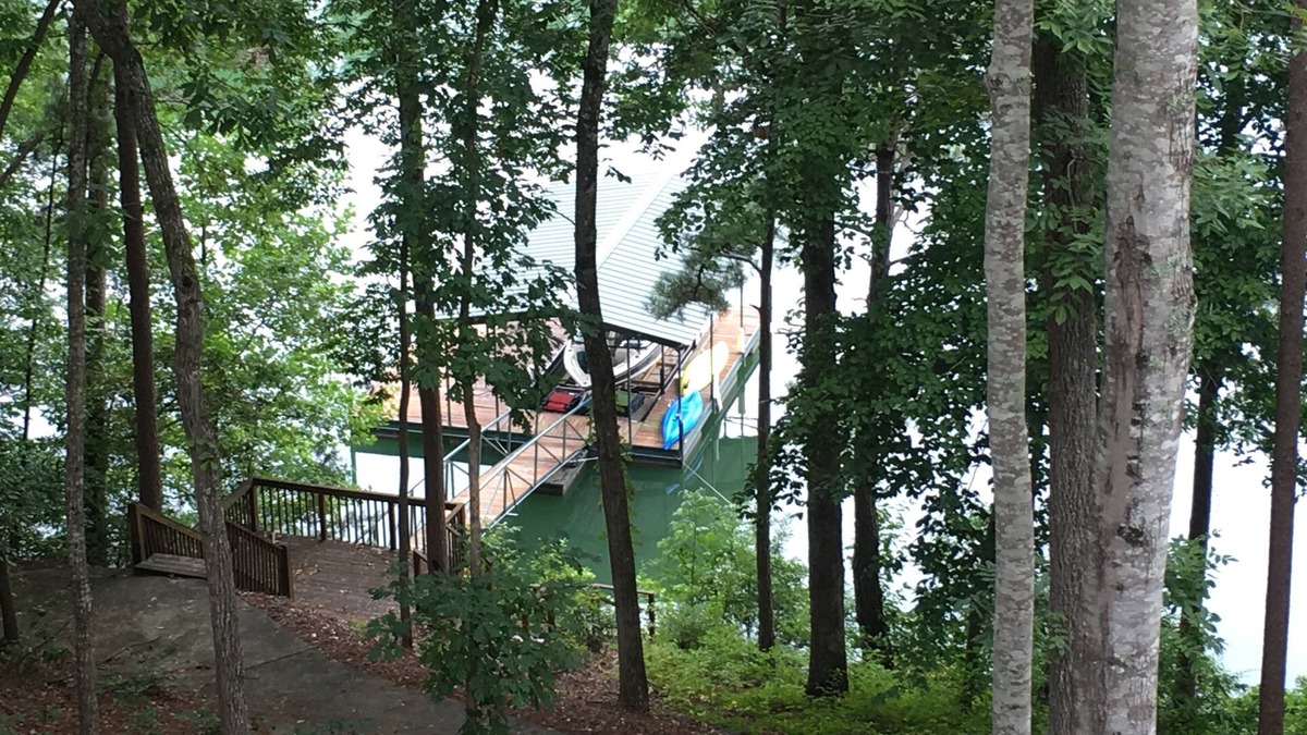 Salem House | Lake Keowee Lake Front- 90 day min