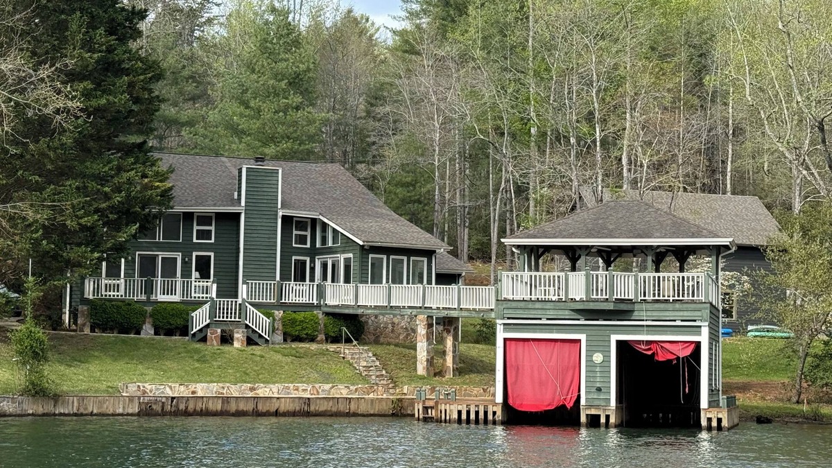 Lakemont House | <> LAKE LEVEL Green Acres – Your lakefront place to be!
