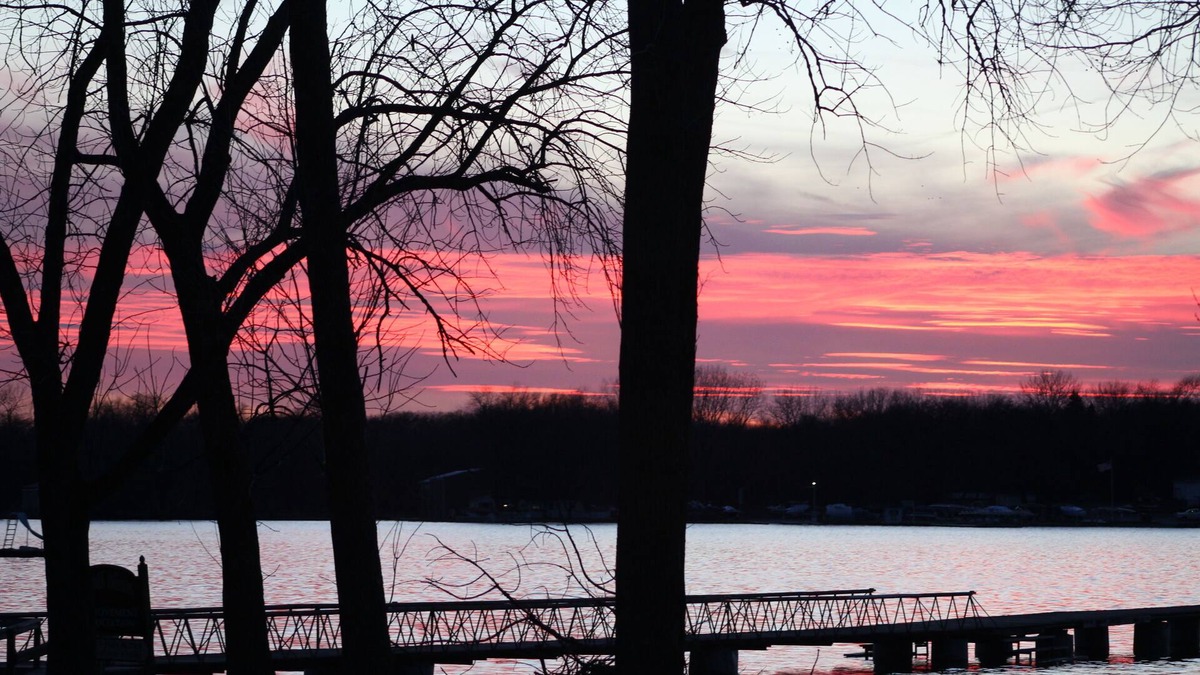 Cedar Lake House | LAKE LIFE #1 W/LAKE ACCESS,PRIVATE BEACH & ENJOY SUNSETS AT THE BACKYARD FIREPIT