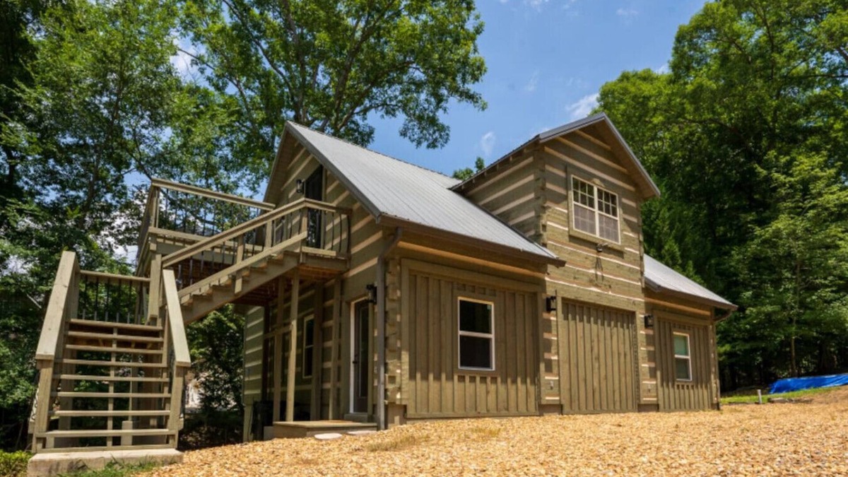 Cedar Bluff House | Lake living at its best!