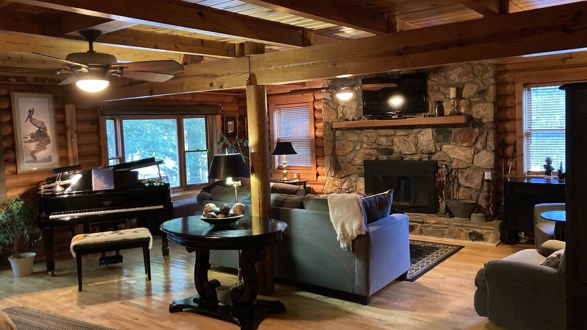 Chapin House | Lake living in a relaxed family and pet-friendly home
