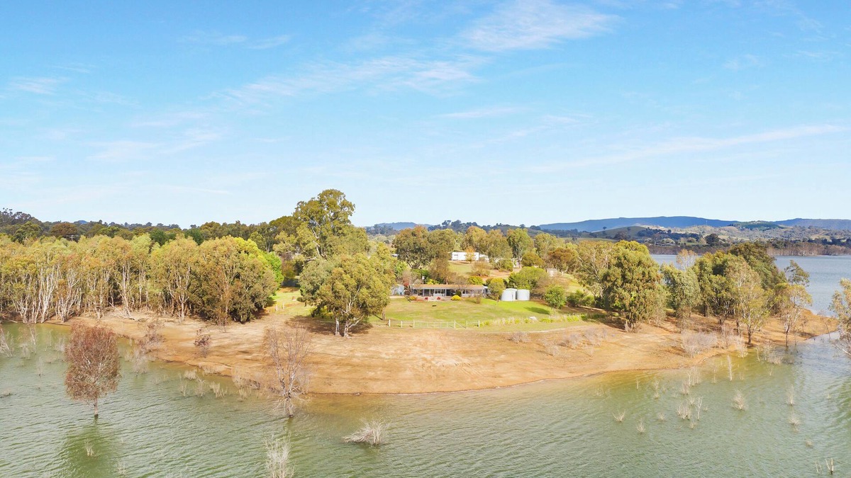 Mansfield House | Lake Lodge - Mansfield Waterfront