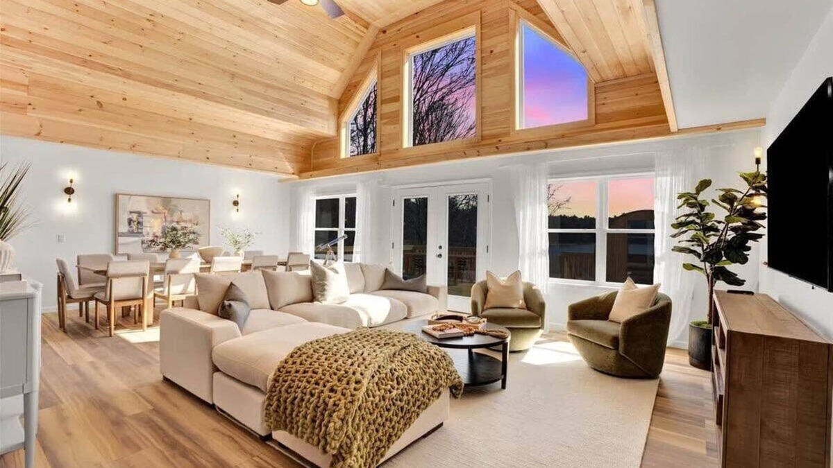 Blakeslee Cabin | Lake Lux | Lakefront Log Cabin | Hot Tub | Sauna