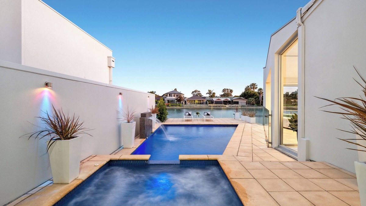 West Lakes Shore House | Lake Luxe - Waterfront, Pool, Free WiFi & Parking