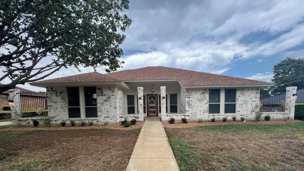 Grapevine House | Lake & Main st. This this beautiful home has it all in reach