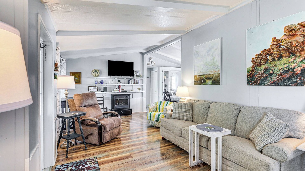 Summerton House | Lake Marion Home: Kayaks, Dock, Waterfront Fun!