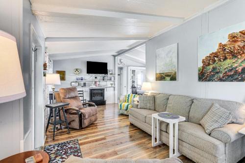 Summerton House | Lake Marion Home Kayaks, Dock, Waterfront Fun!