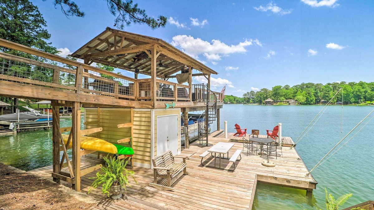 Little Kowaliga Cabin | Lake Martin Cabin w/Luxury Dock & Kayaks!