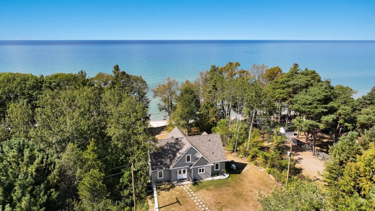 Arcadia House | Lake MI 8BR with Private Beach + Hot Tub