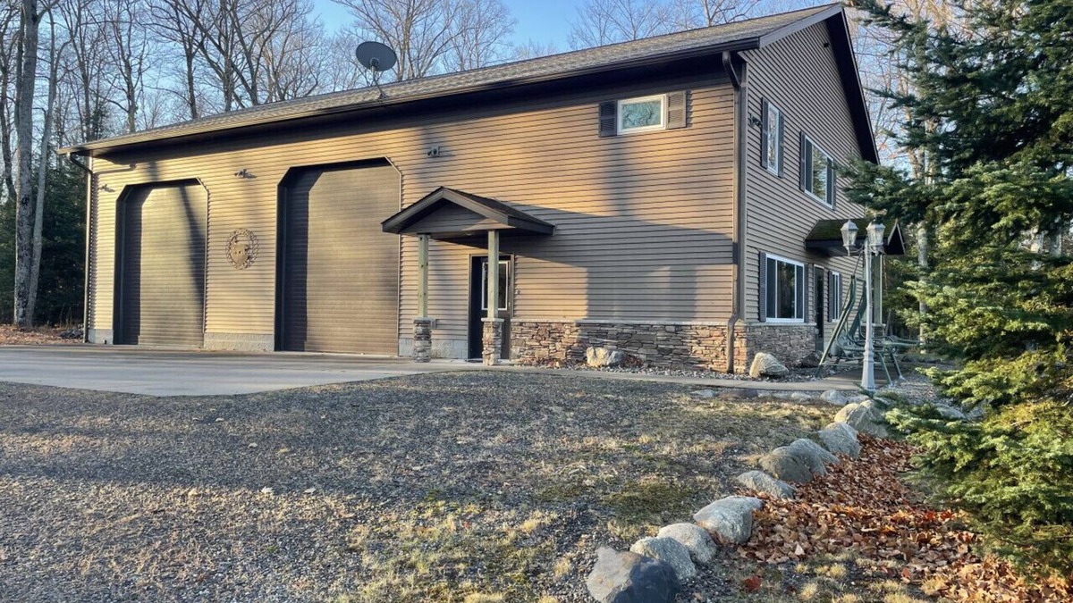 Republic House | Lake Michigamme Garage-Dominium