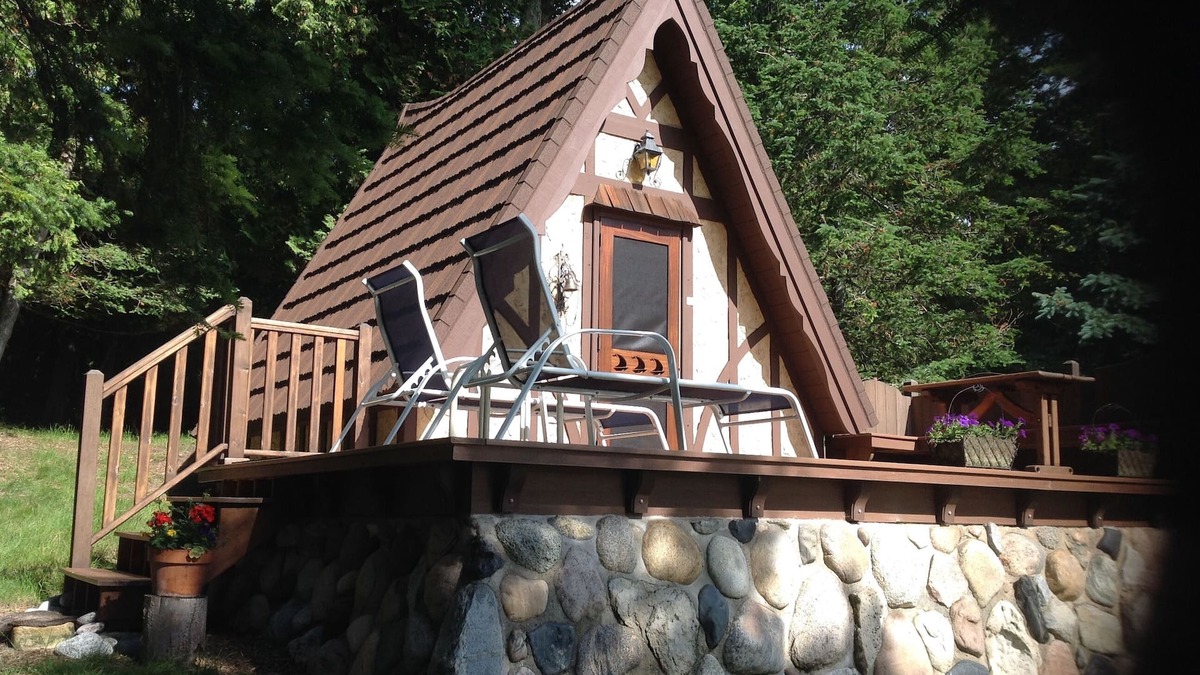 Harbor Springs Cottage | Lake Michigan Beachfront Efficiency Guest House
