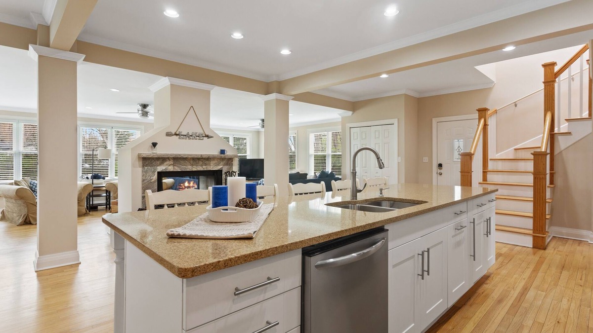 Union Pier House | Lake Michigan Beach Is Across Street, 6 Person Hot Tub, Fire Pit, New Bathrooms