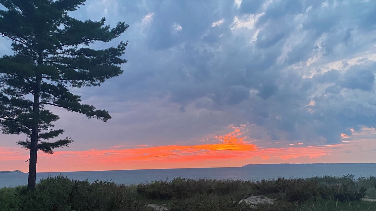 Glen Arbor Condo | Lake Michigan beachfront in glen arbor. 2-bed/2-bath. beach fire pit and Wi-Fi