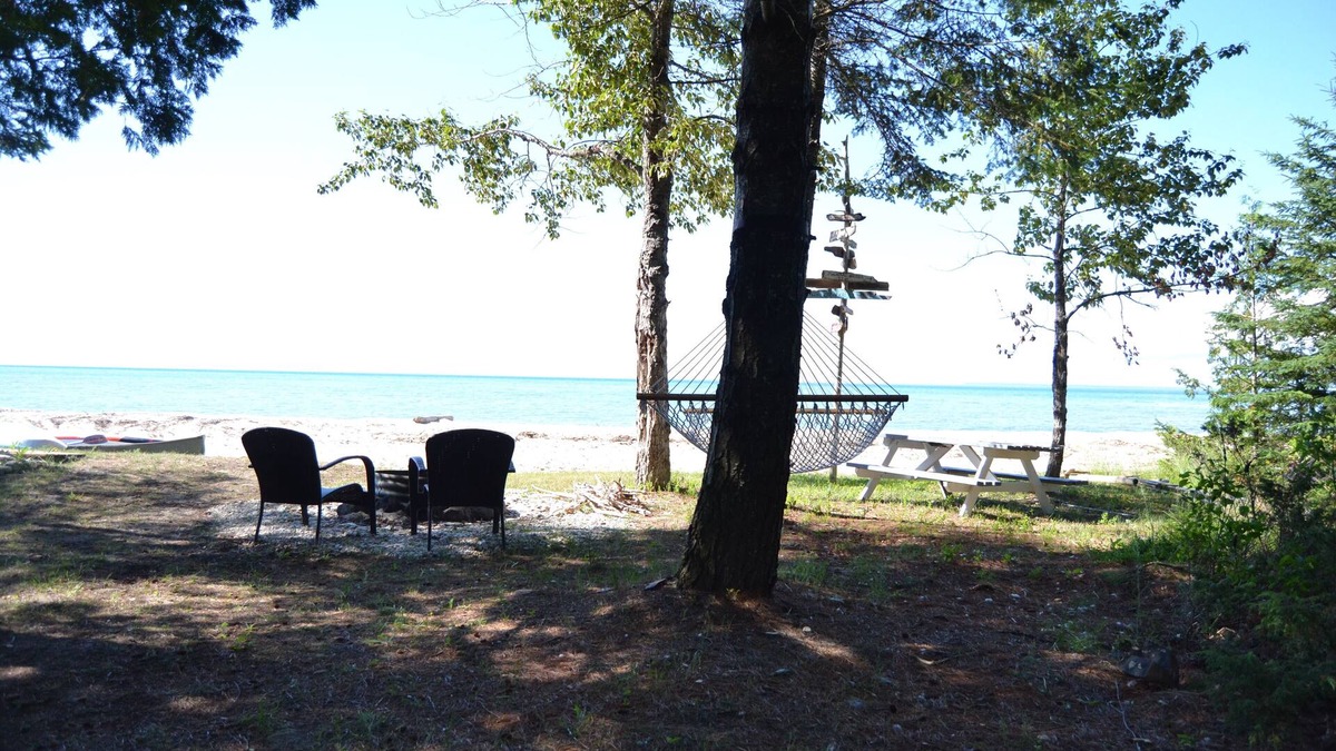 Carp Lake Cottage | Lake Michigan Cecil Bay-waterfront, Sept availability:9-17, 21-28.