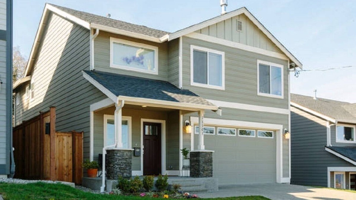 Bryn Mawr-Skyway House | Lake & Mountain Views: Spacious Seattle 4 BR & 3 BA Home Centrally Located