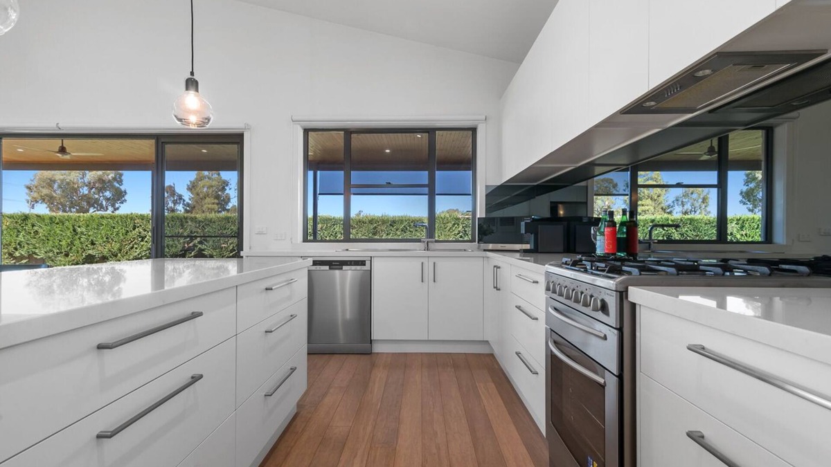 Mulwala House | Lake Mulwala Getaway * Modern Family Home * Wi-Fi