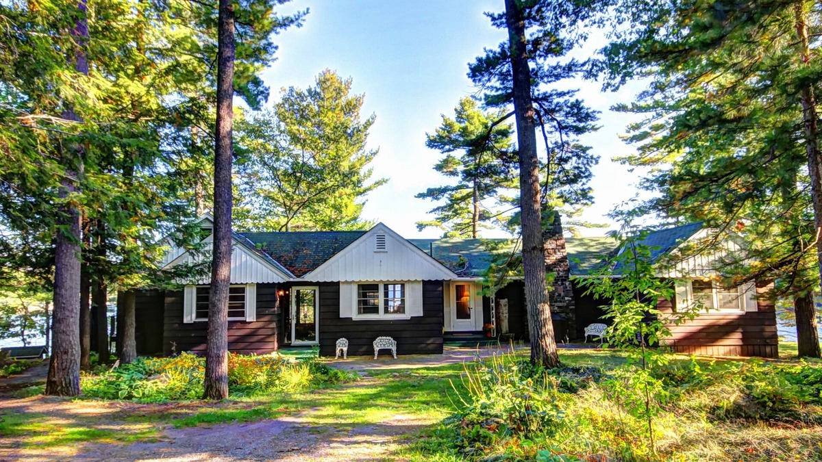 Muskoka Lakes Cottage | Lake Muskoka 1,000+ Feet of Private Beaumaris Shoreline