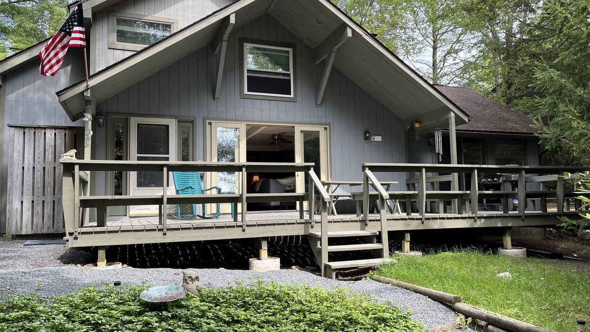 Pocono Pines House | Lake Naomi Lakefront House with Sand Beach
