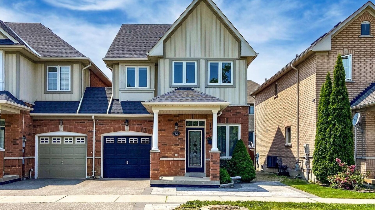 Richmond Hill House | Lake Nearby Townhouse