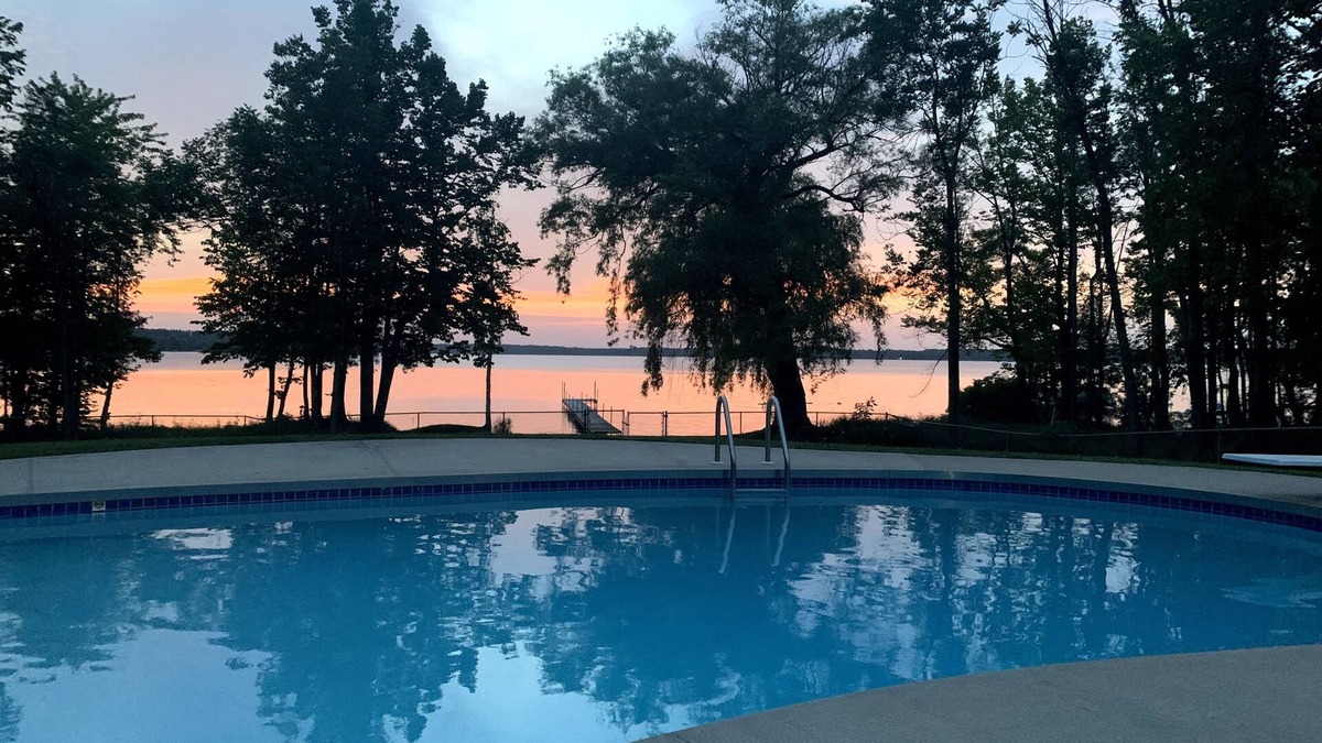 Crivitz Cottage | Lake Noquebay views poolside!!!