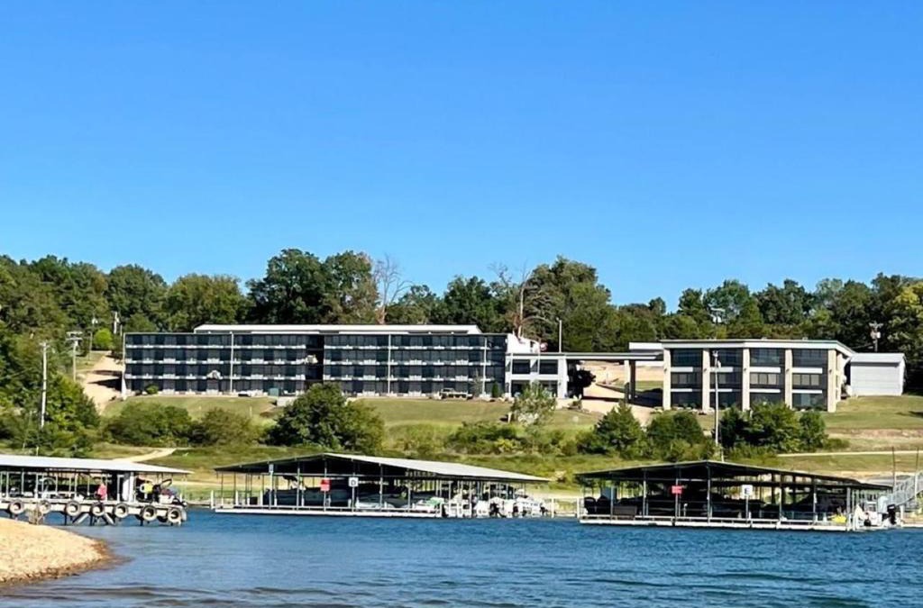 Henderson Hotel | Lake Norfork Resort