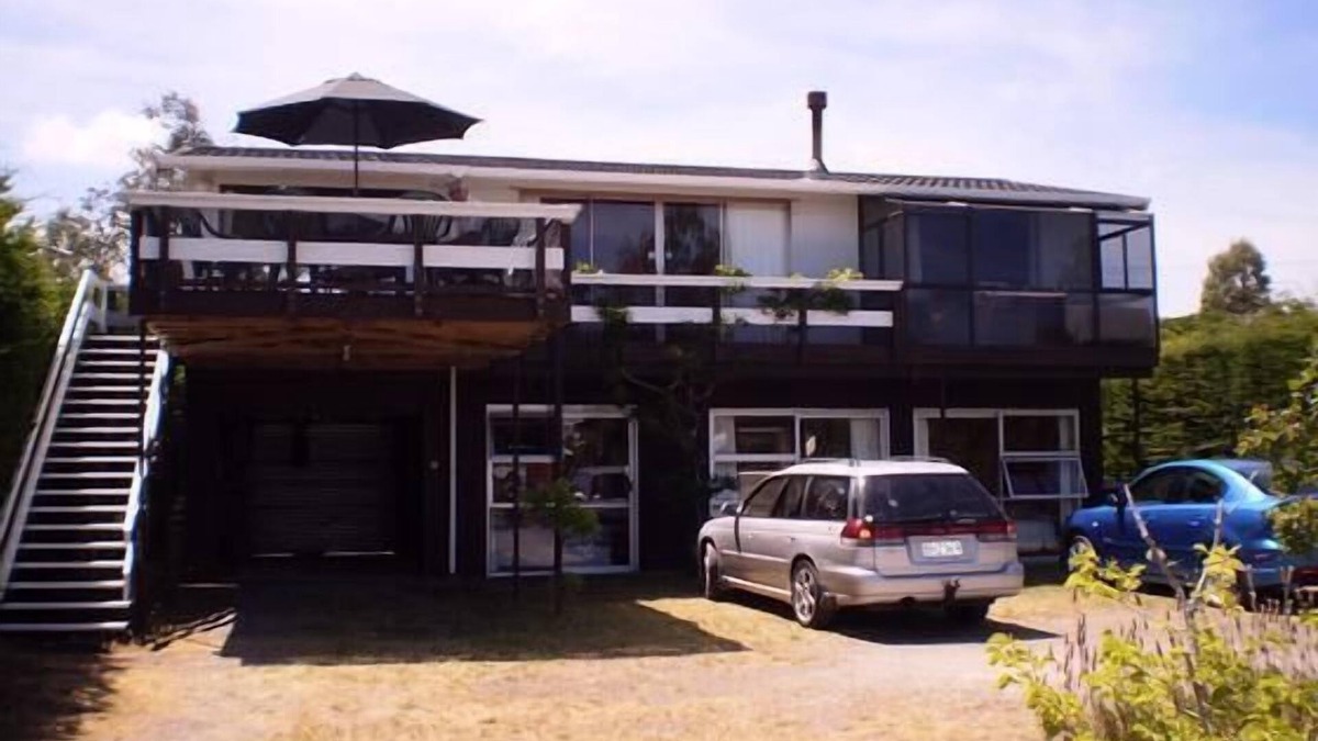 Waitahanui House | Lake views and easy beach access