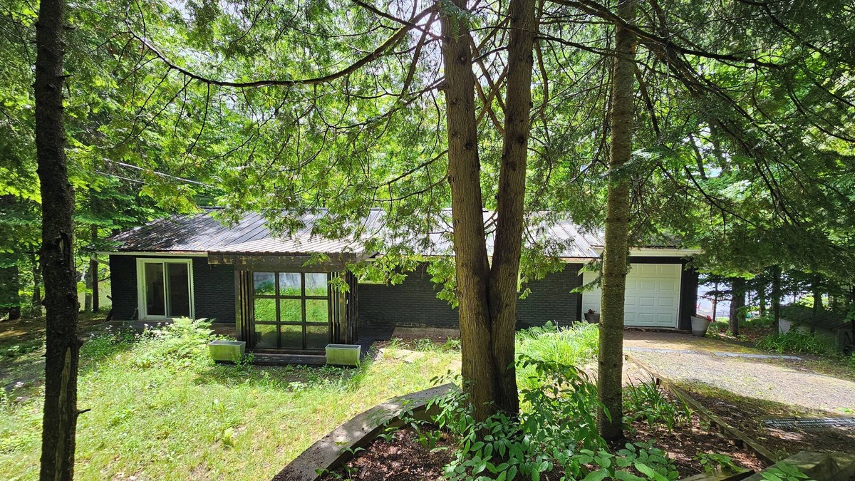 Dorset Cottage | Lake of Bays Getaway -Waterfront Cottage with Scenic Rooftop Boathouse