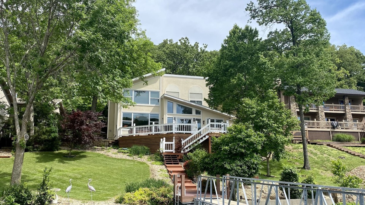 Osage Beach House | LAKE OF THE OZARKS 4 Bedroom 3.5 Bath on the LAKE
