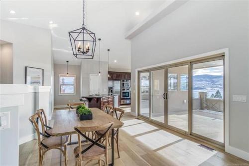 Central Okanagan Villa | Lake Okanagan 4 Ensuite Bed Rooms Villa