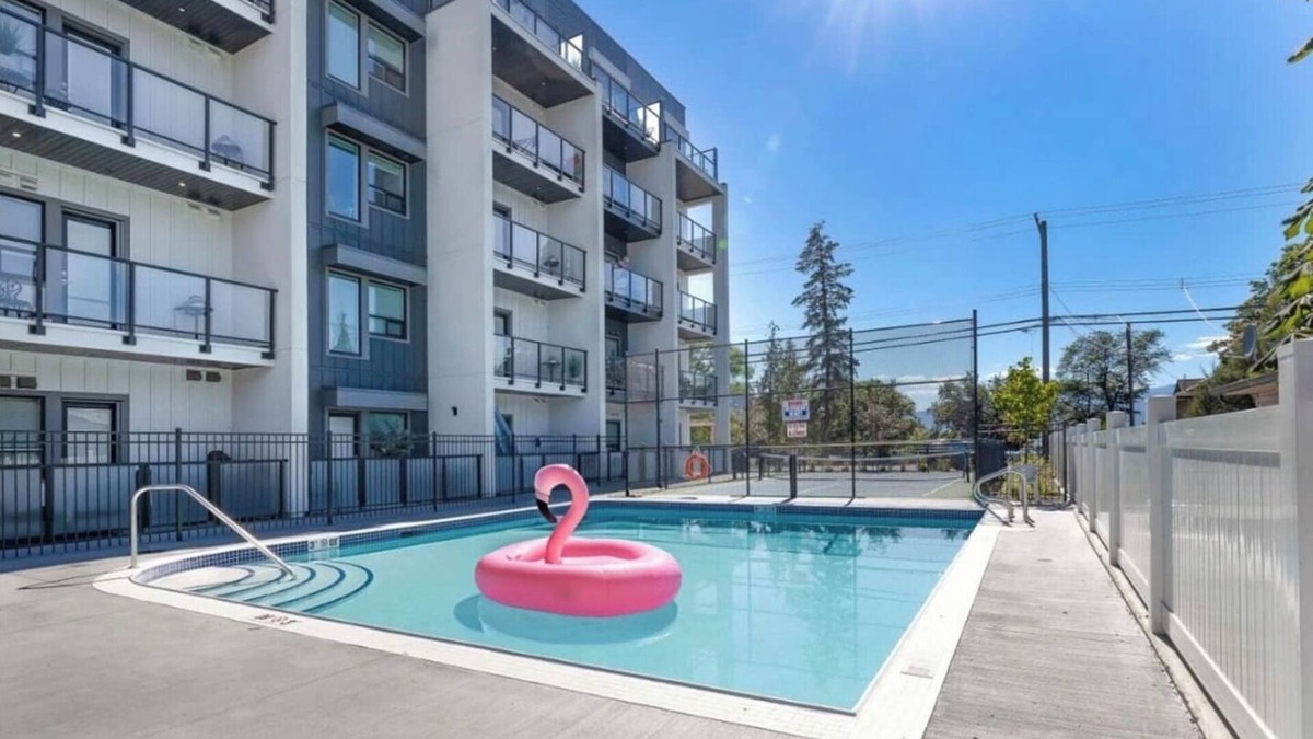 Vernon Condo | Lake Okanagan Cozy Beach Condo! Corner Penthouse w/180° Views