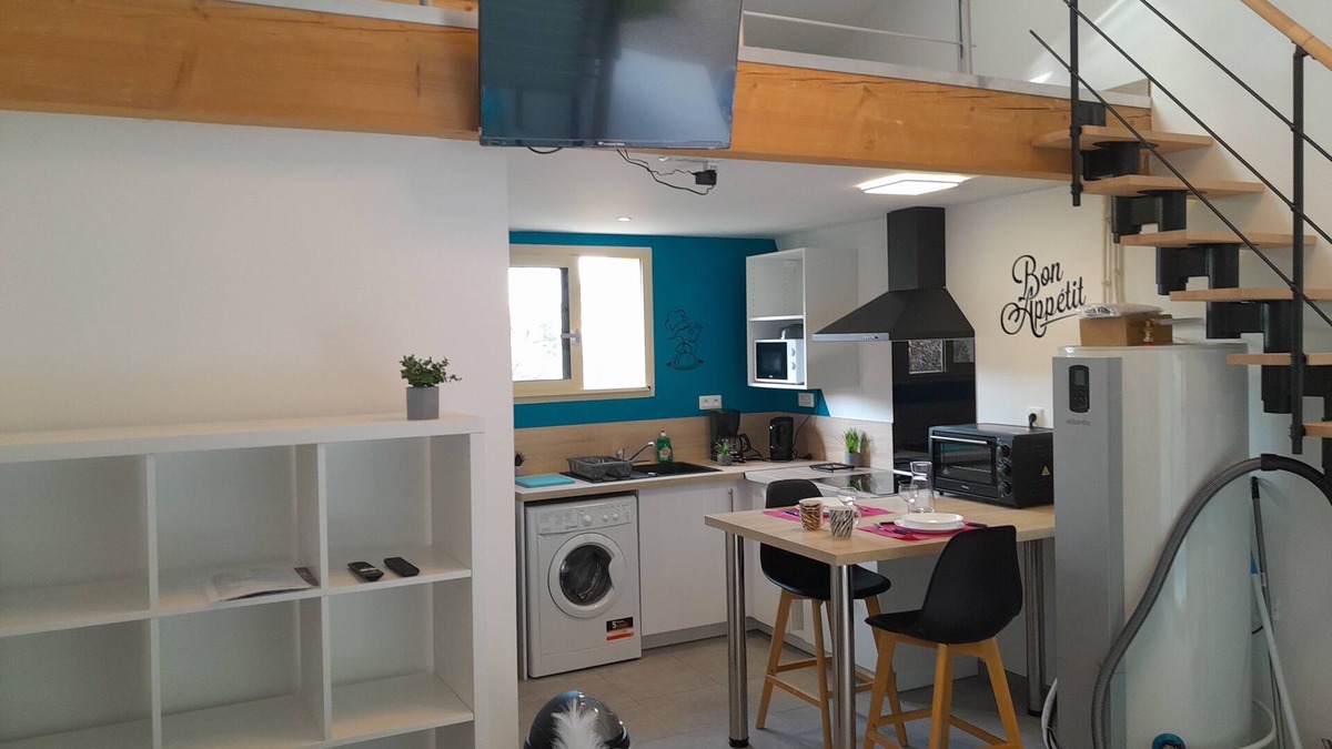 Saint-Pardoux House | Lake on foot! Bright studio+mezzanine, TV, WIFI, terrace, parking, near village