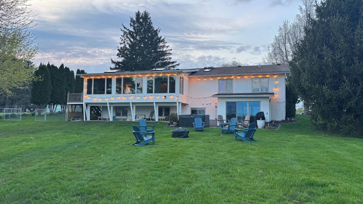 North Greece House | Lake Ontario's Family Retreat: Natural Peace and Modern Luxuries