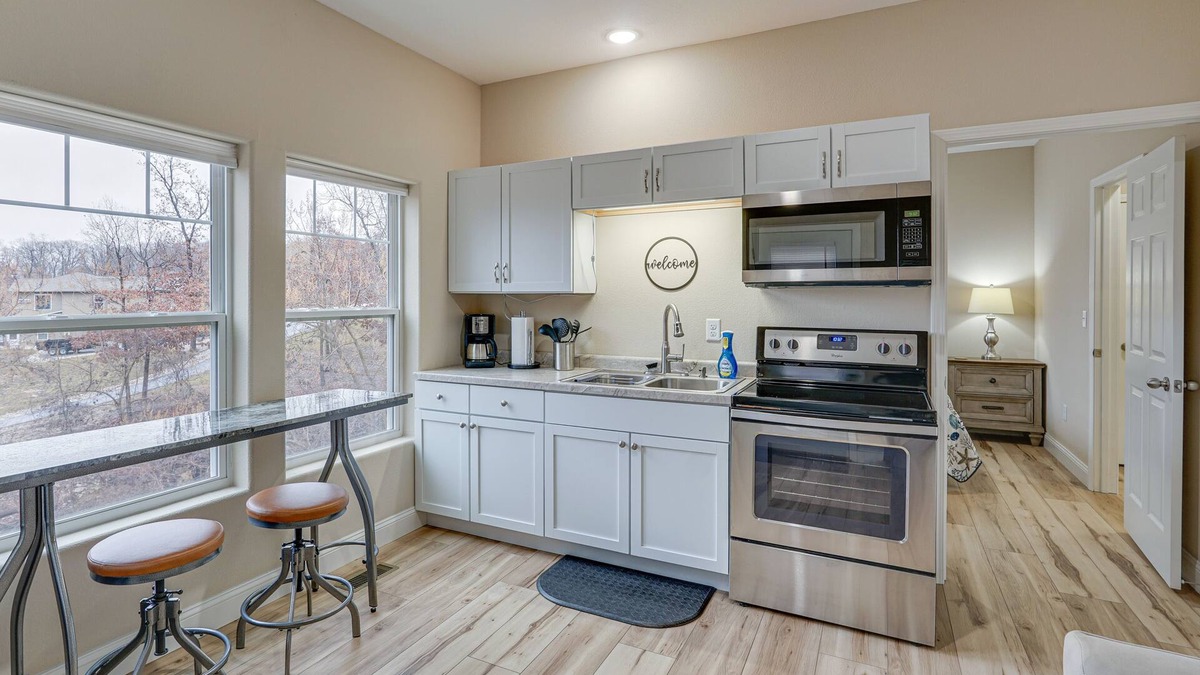 Lake Ozark Apartment | Lake Ozark Apartment w/Balcony < 1 Mi to Water!
