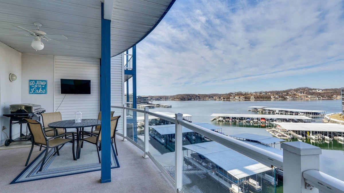 Lake Ozark Condo | Lake Ozark Condo w/Water Views & Pool Access!