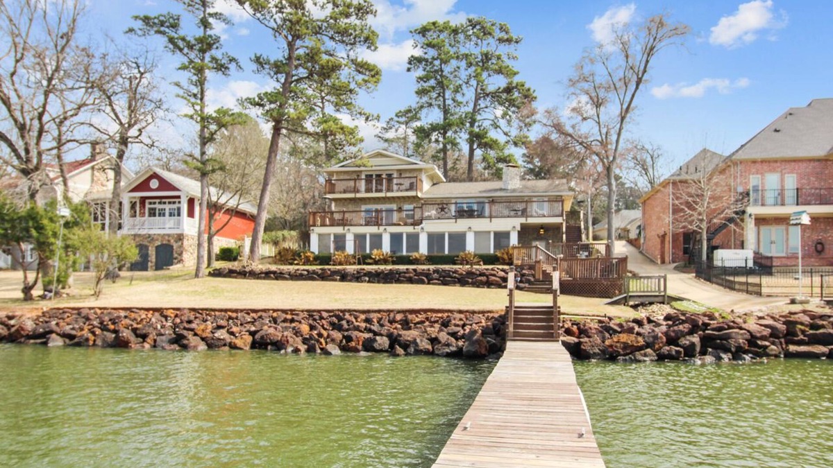 Flint House | Lake Palestine 3.5-Story Waterfront House