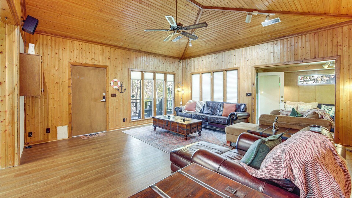 Flint House | Lake Palestine Cabin Getaway on 1 Acre!