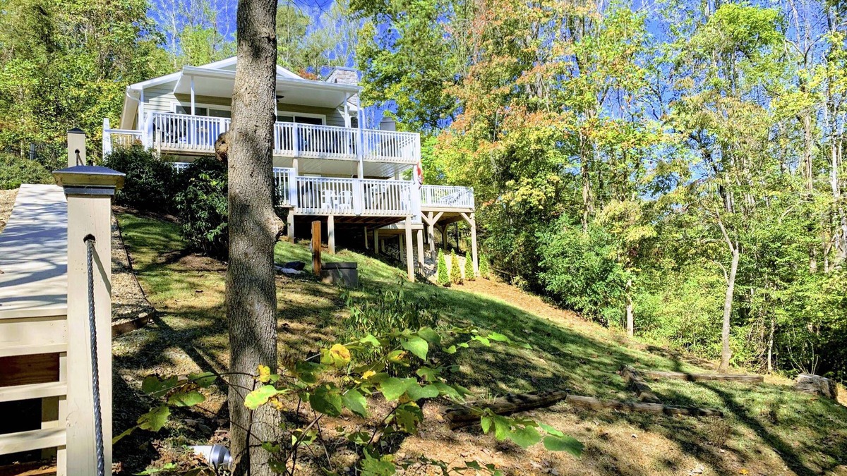 Moneta House | Lake Paradise! Hot Tub/Pool/WIFI/Grills/Private Dock/Kayaks/SUP/Fireplaces