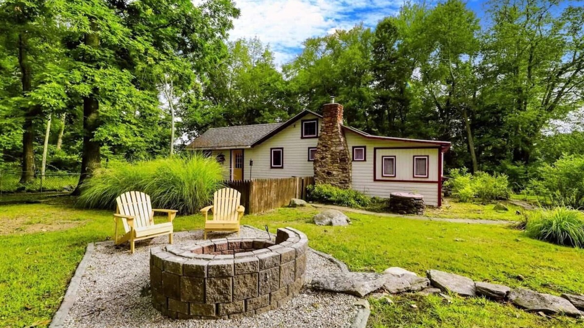 Coventry Lake Cabin | Lake - PetsOK - Wi-Fi - W&D - Fire Pit - Kayaks