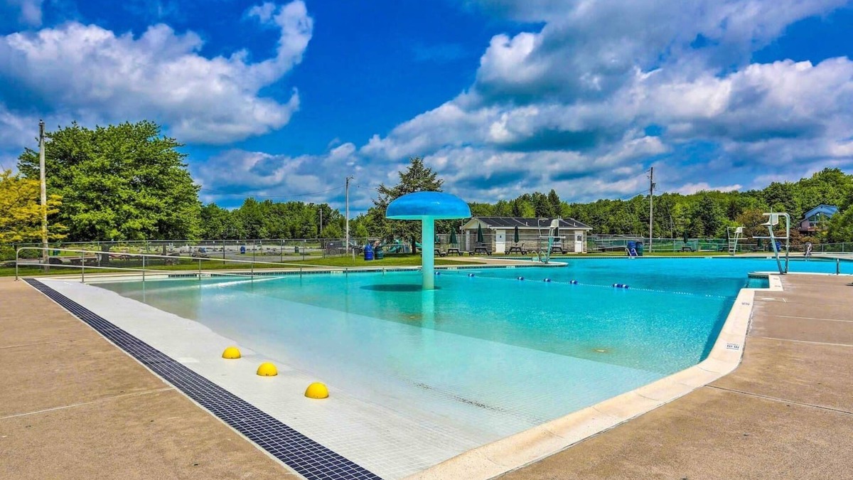 Thornhurst House | Lake & Pool Access, Awesome Firepit, Outdoor Dining, Rare 4BR