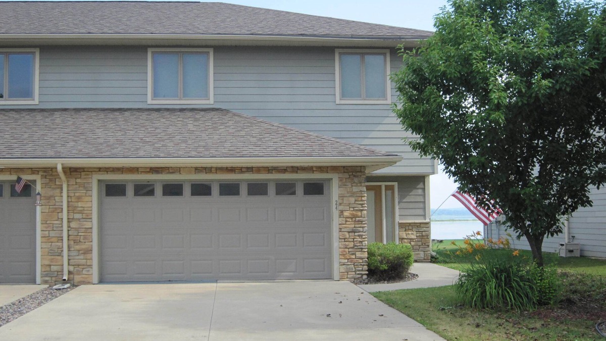 Village of Marquette Condo | Lake Puckaway Getaway - Immaculate lakefront 2-story townhome 10% off 7+ nights