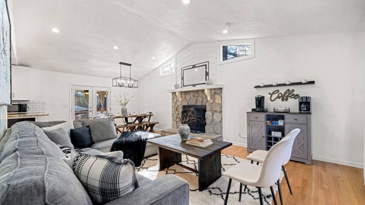 Woodstock House | Lake retreat w/hottub | movie room | fire-pit