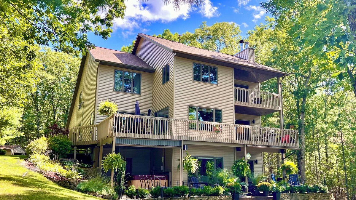 Baldwin House | Lake Retreat with spa & private beach! ππ