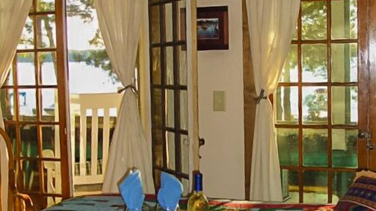 Lake Ripley House | Lake Ripley Lodge w Lake Front Rooms, Grand Porch, Kayaks & Paddleboard
