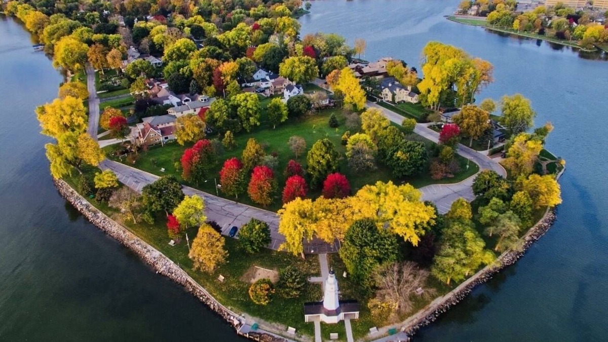 Neenah House | Lake, River and Lighthouse View Suite