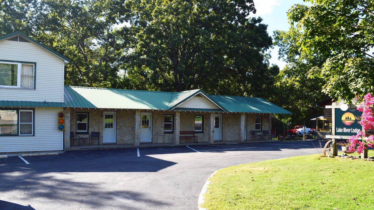 Bull Shoals Hotel | Lake River Lodge