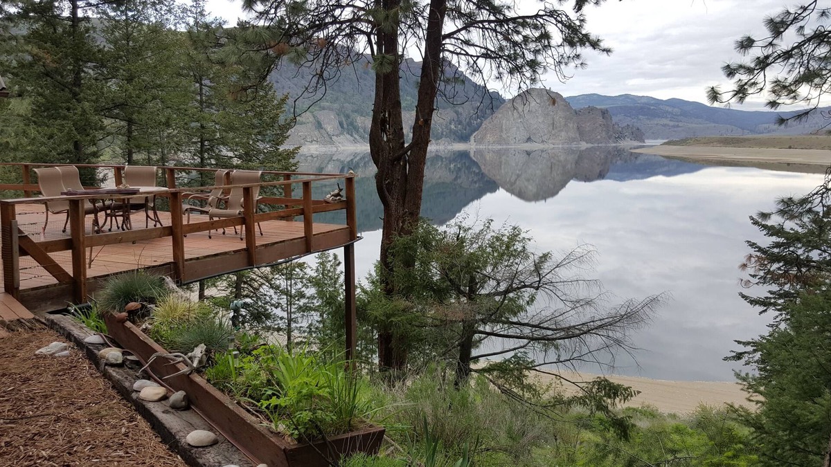 Lincoln County Cabin | Lake Roosevelt Custom-built, WATER-FRONT log home # You won't want to leave